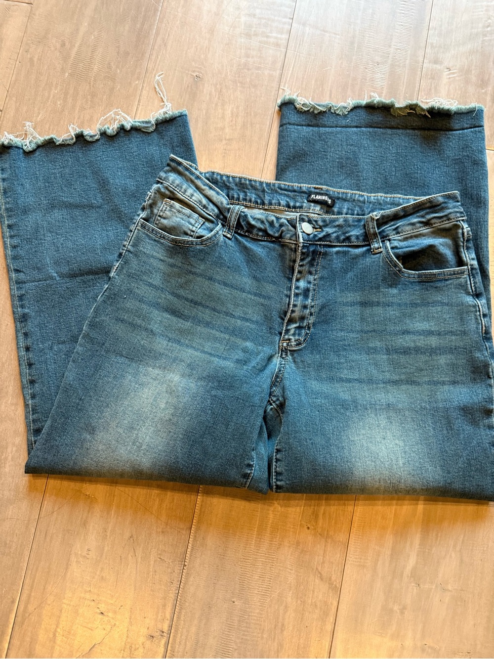 Flared Mid Wash Women’s Jeans with Frayed Hem (150)